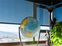 Estores a medida para oficinas: cómo mejorar la productividad con la luz adecuada