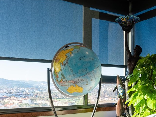 Estores a medida para oficinas: cómo mejorar la productividad con la luz adecuada