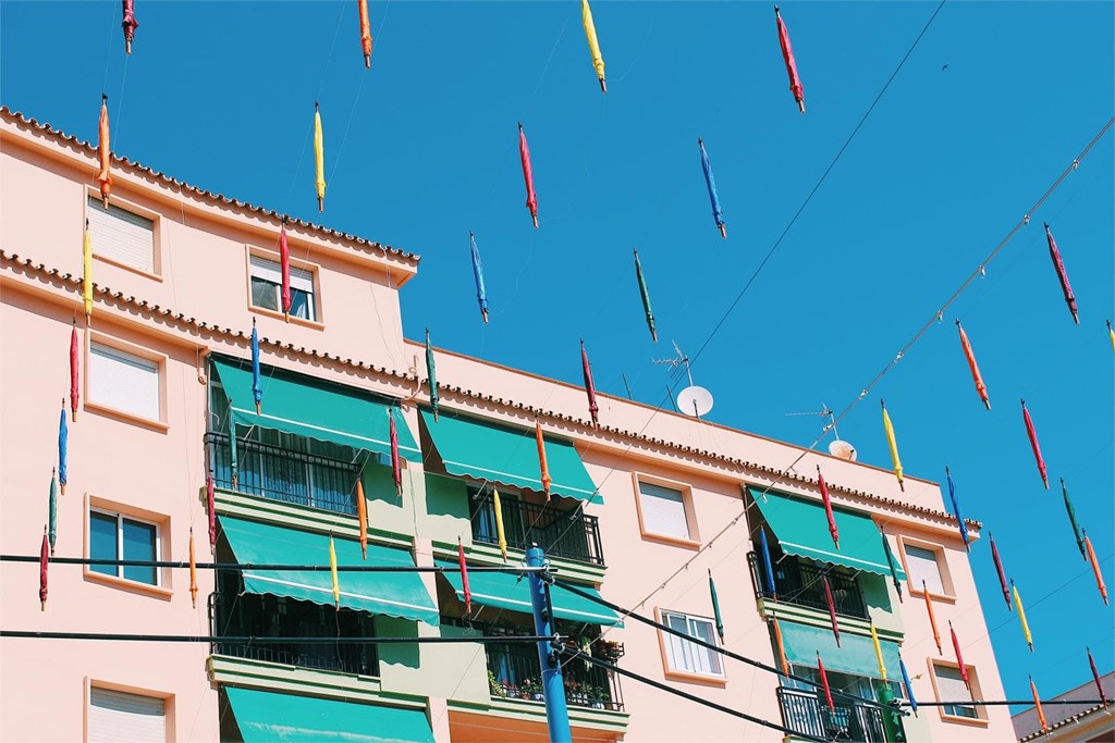 Instala un toldo a medida antes de la llegada del sol 