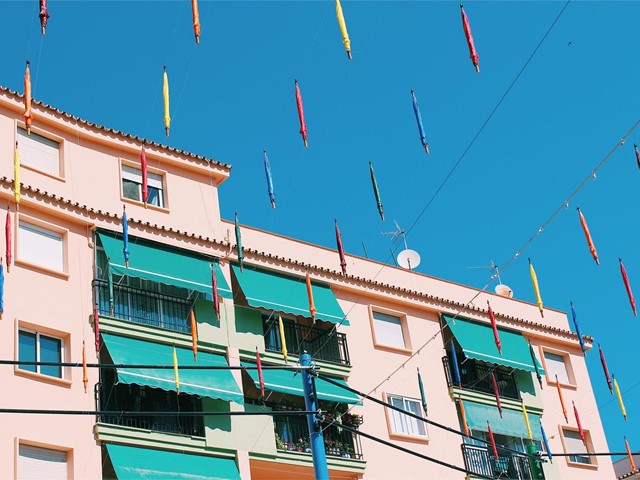 Instala un toldo a medida antes de la llegada del sol 