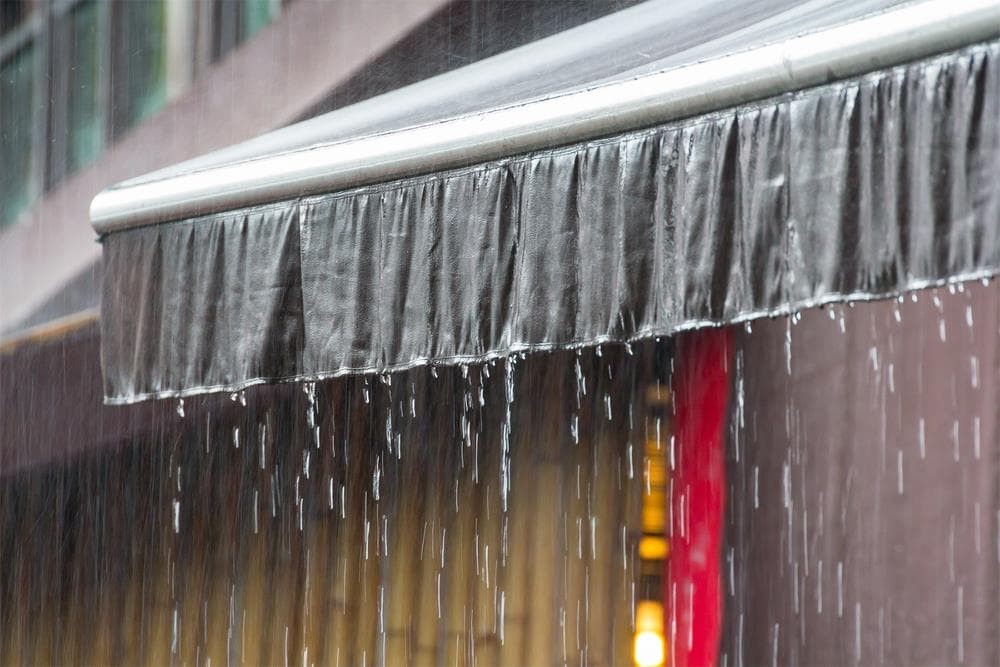 ¿Los toldos sirven para protegerse de la lluvia?