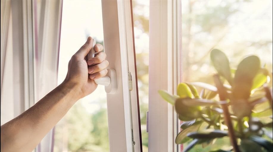 Mi casa recibe mucha luz solar en su fachada: ¿se podrán amarillear mis ventanas de PVC blancas nuevas?