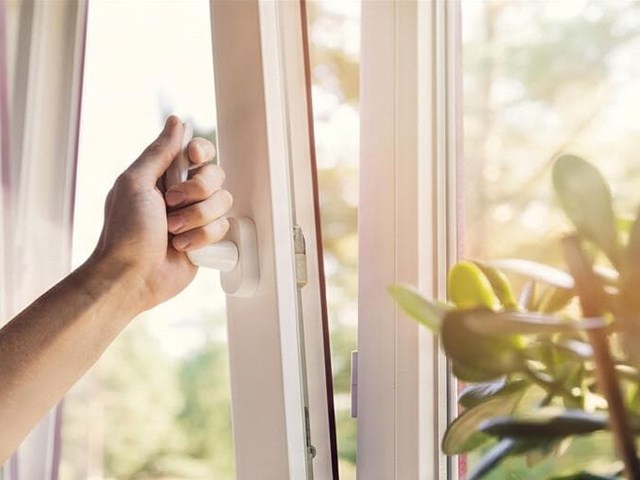 Mi casa recibe mucha luz solar en su fachada: ¿se podrán amarillear mis ventanas de PVC blancas nuevas?