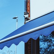 ¿Qué toldo se recomienda instalar en una fachada?