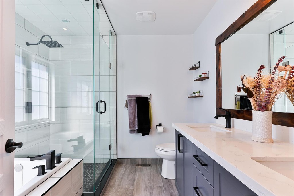 Tipos de apertura en las mamparas de baño: ¿cuál es la más cómoda?
