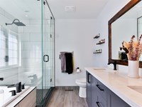 Tipos de apertura en las mamparas de baño: ¿cuál es la más cómoda?